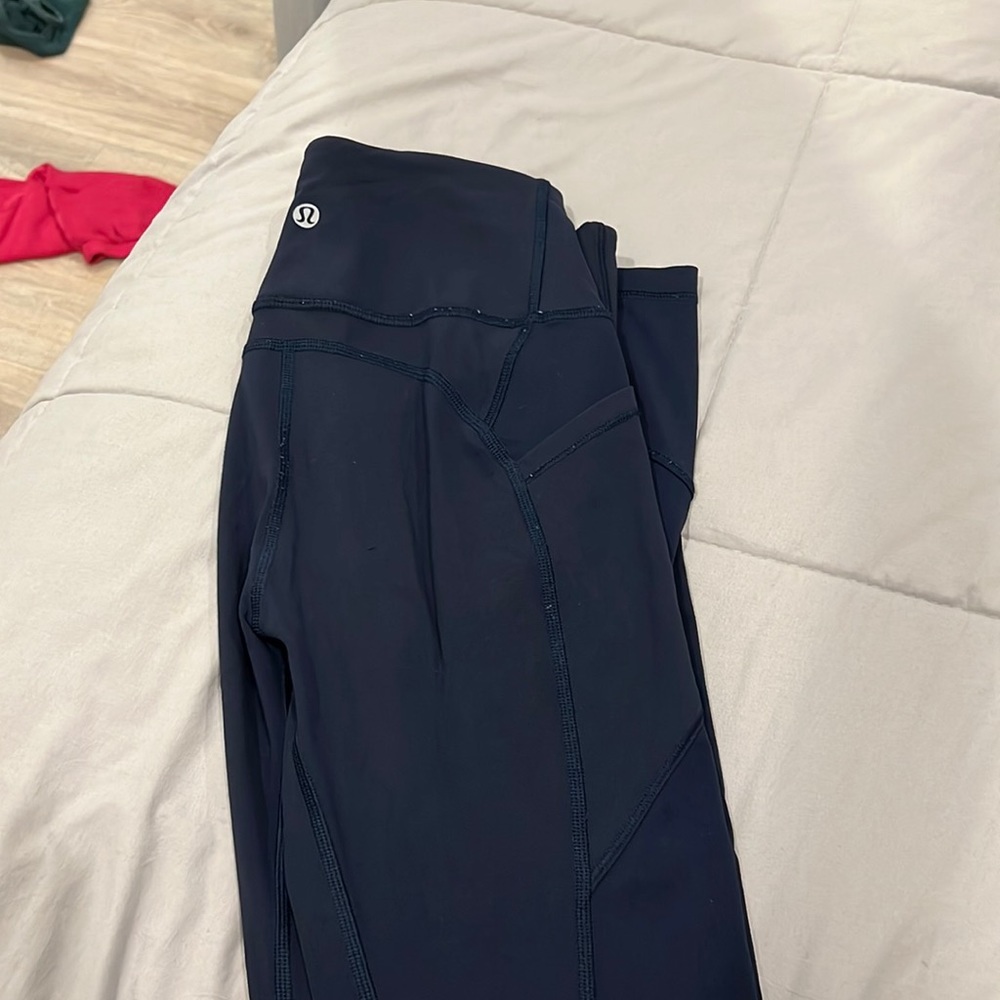 Navy blue lululemon leggings with pockets.